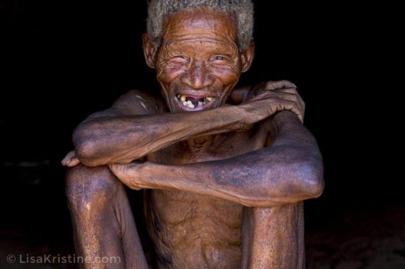 Lisa Kristine com Bushman Elder Kalahari min