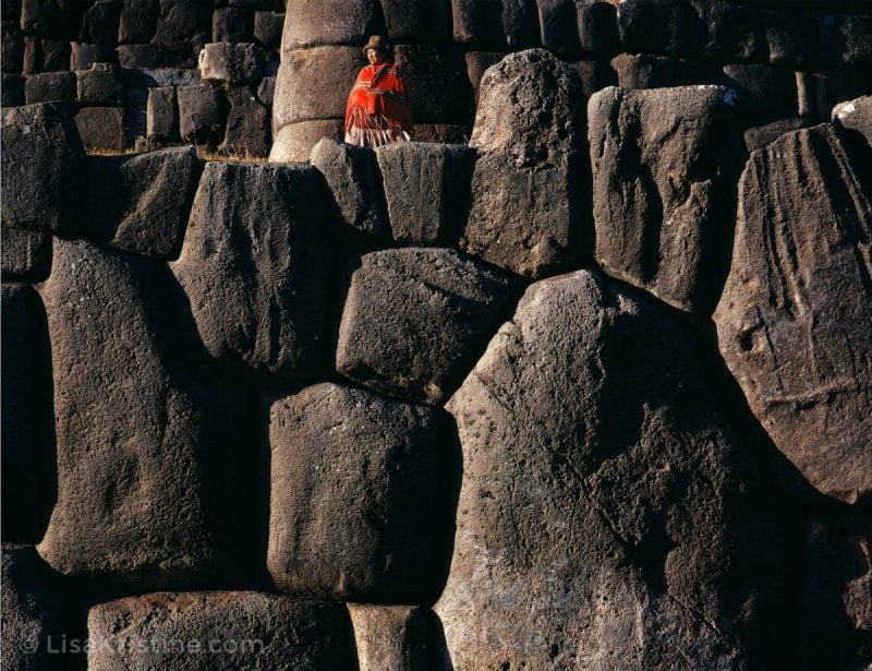 Lisa Kristine com Inca Stones Cusco min