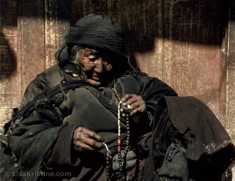 Lisa Kristine com Prayer Beads Western Tibet min