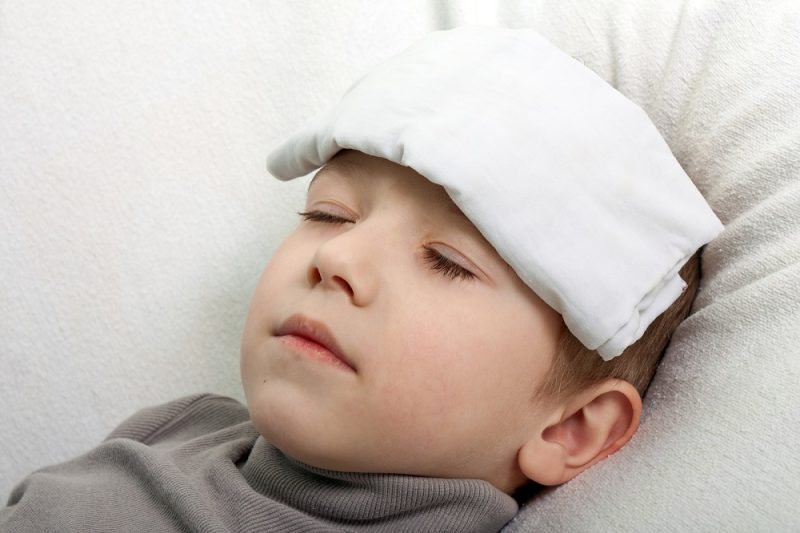 چگونه تب کودکان را پایین بیاوریم، درمان تب کودکان در خانه