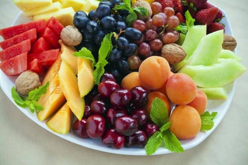 غذاهای مناسب برای کاهش درد پریود میوه