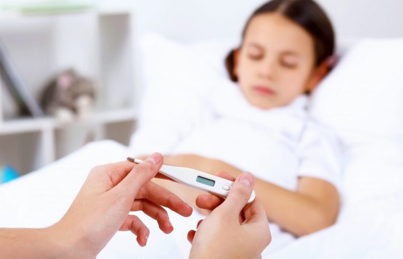 چگونه تب کودکان را پایین بیاوریم، درمان تب کودکان در خانه