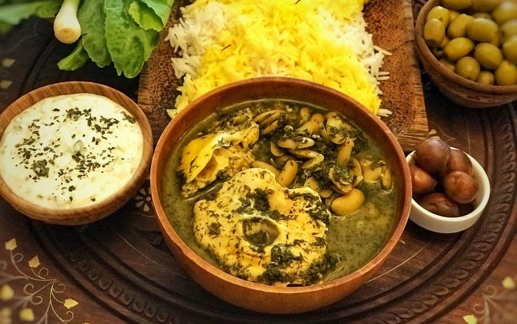 خورش گل در چمن یا باقلا قاتق یکی از چندین غذای سنتی و محلی گیلانیهاست. مناسب برای: 5 تا 7 نفر مواد لازم برای تهیه خورش گل در چمن گیلانی: گوشت مغز ران: نیم کیلو پاچه باقلای سبز: ۱/۵ کیلوگرم شوید تازه: نیم کیلو تخممرغ: ۳ عدد سیر: یک بوته زردچوبه و نمک و فلفل: به مقدار کافی طرز تهیه خورش گل در چمن گیلانی: گوشت را شسته و قطعهقطعه نموده در کمی روغن سرخ میکنیم و با دو سه لیوان آب میگذاریم بپزد. وقتی کاملاً پخت و آبش کم شد پاچه باقلای تازه را از دو پوست جدا کرده و شوید را تمیز نموده و ریز خرد میکنیم. سیر را هم پوست کنده و خرد میکنیم. آنگاه پاچه باقلا، شوید، سیر و زردچوبه را با کمی روغن سرخکرده به گوشت پختهشده اضافه میکنیم و با حرارت ملایم میگذاریم بپزد تا جا بیفتد. تخممرغ را هم در آن میشکنیم تا ببندد. به غذا نمک و فلفل زده آن را از روی اجاق برمیداریم. باید توجه داشت که باقلا نباید له شود همینقدر که نرم شود کافی است.