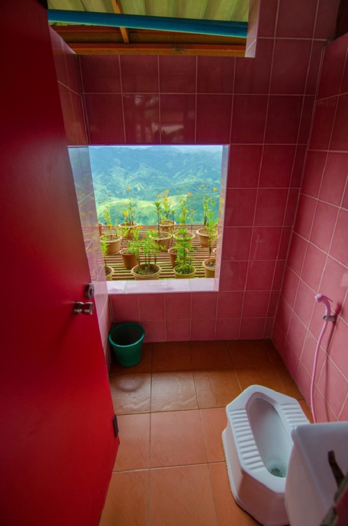 سرویس بهداشتی با نمای دره، لائوس (Laos)