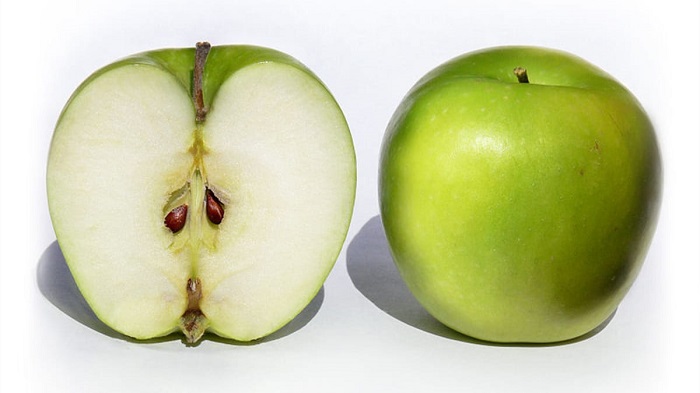 آیا خوردن هسته سیب مضر است؟
