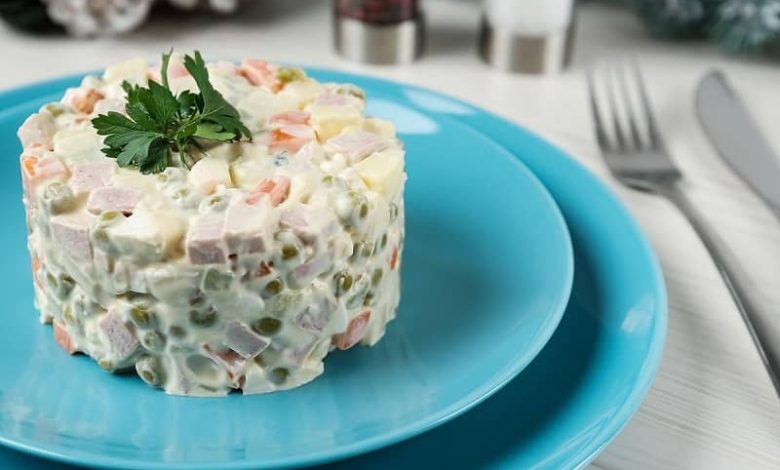 طرز تهیه سالاد الویه با کالباس برای ۶ نفر