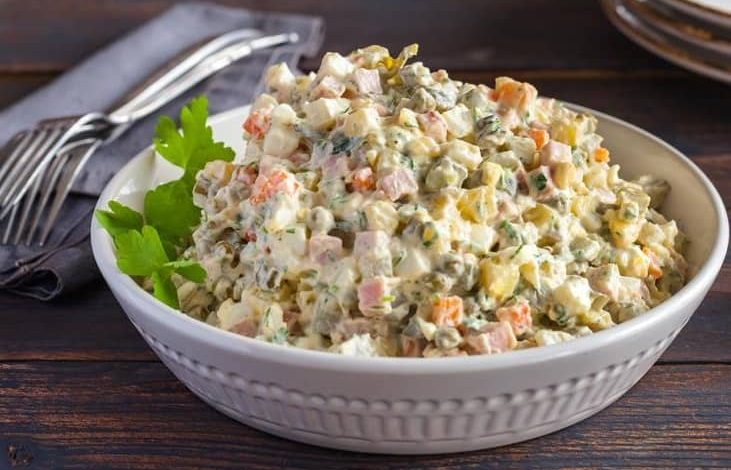 طرز تهیه سالاد الویه با کالباس برای 20 نفر