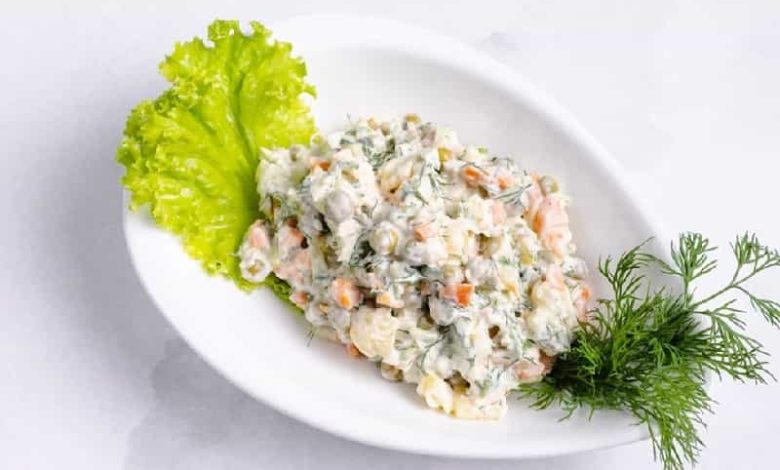 طرز تهیه سالاد الویه با مرغ برای 4 نفر