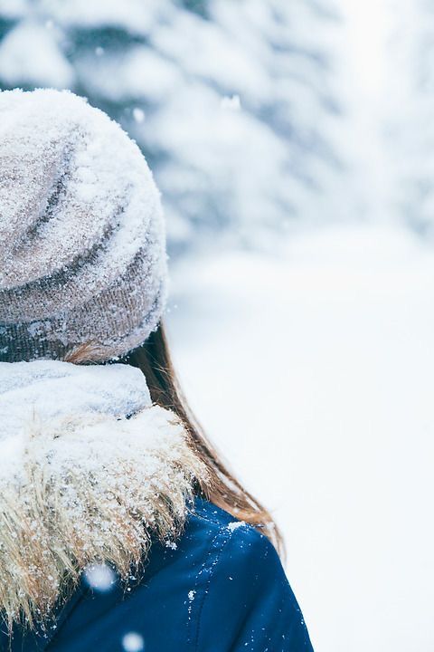 عکس دختر با کلاه زمستانی برای پروفایل