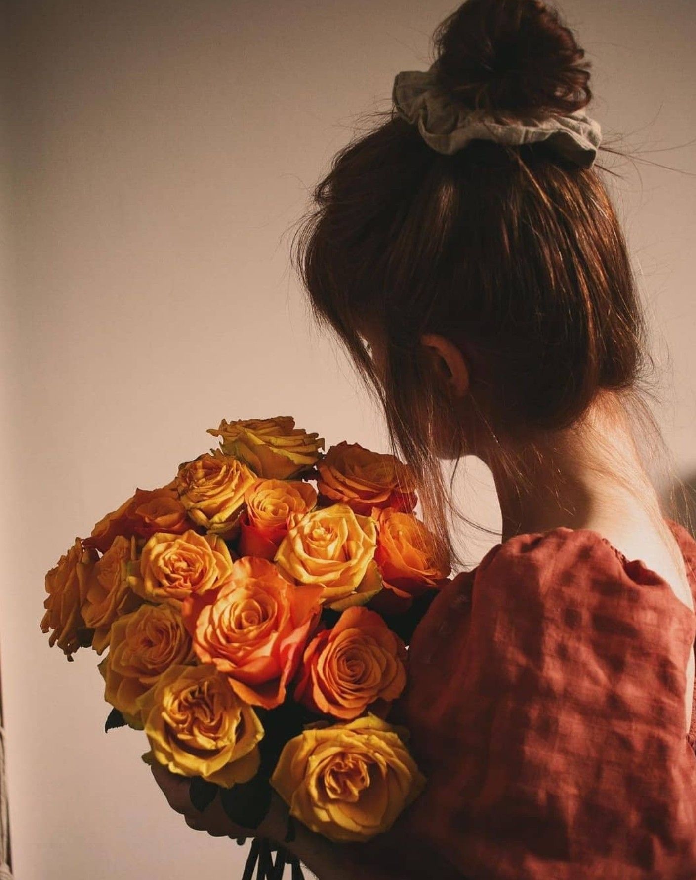 عکس دختر با گل برای پروفایل