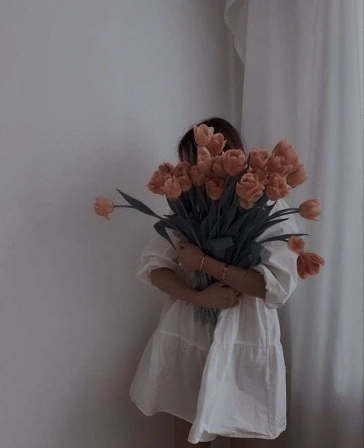 عکس دختر با گل برای پروفایل