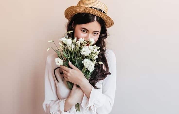 عکس دختر با گل برای پروفایل