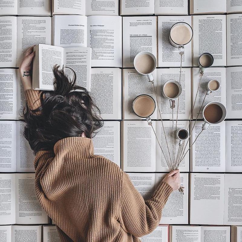 عکس دختر با قهوه و کتاب برای پروفایل