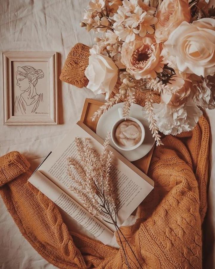 عکس دختر با قهوه و کتاب برای پروفایل