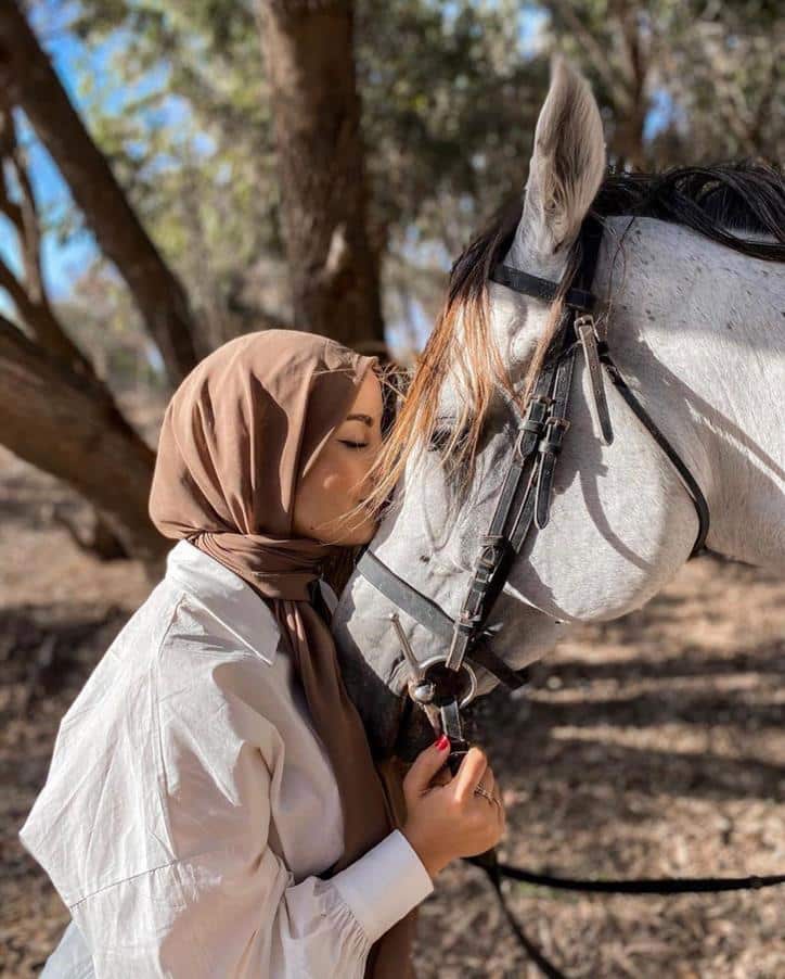 عکس دختر با اسب سفید برای پروفایل