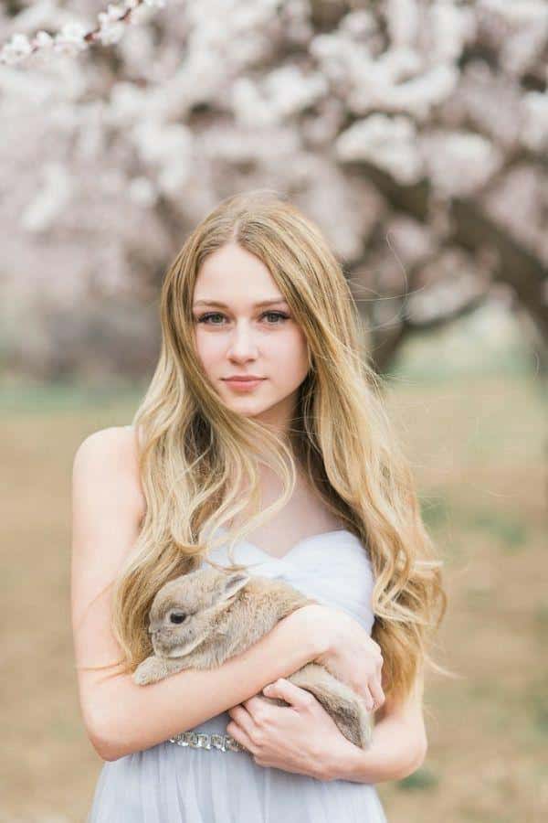 عکس دختر با خرگوش برای پروفایل
