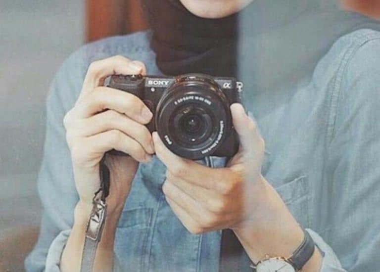 عکس دختر با دوربین عکاسی برای پروفایل