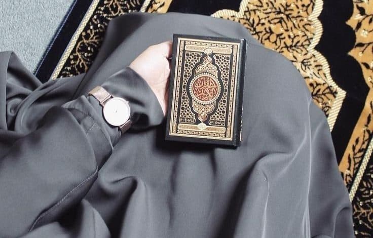 عکس دختر با قران برای پروفایل
