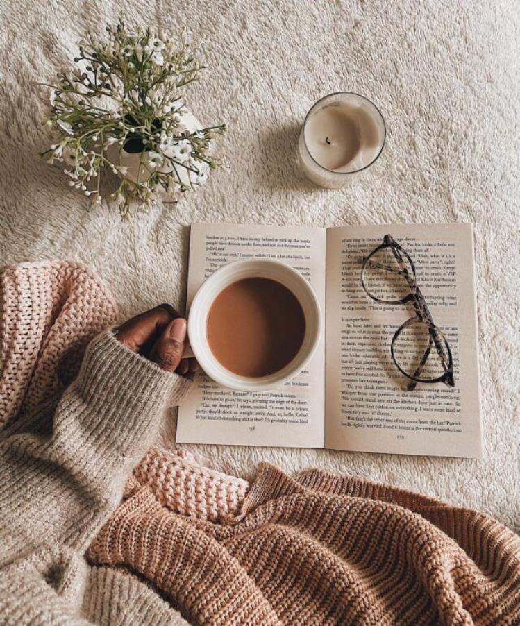 عکس دختر با قهوه و کتاب برای پروفایل