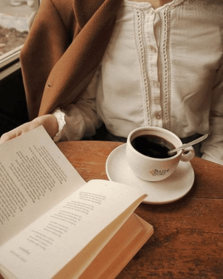 عکس دختر با قهوه و کتاب برای پروفایل