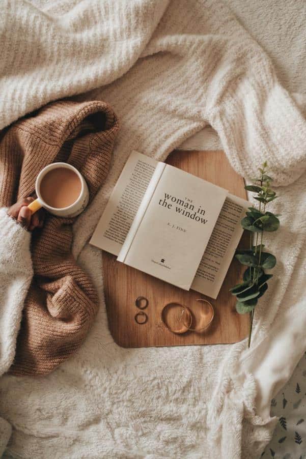 عکس دختر با قهوه و کتاب برای پروفایل