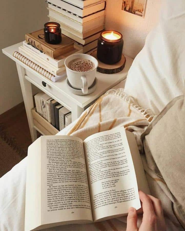 عکس دختر با قهوه و کتاب برای پروفایل