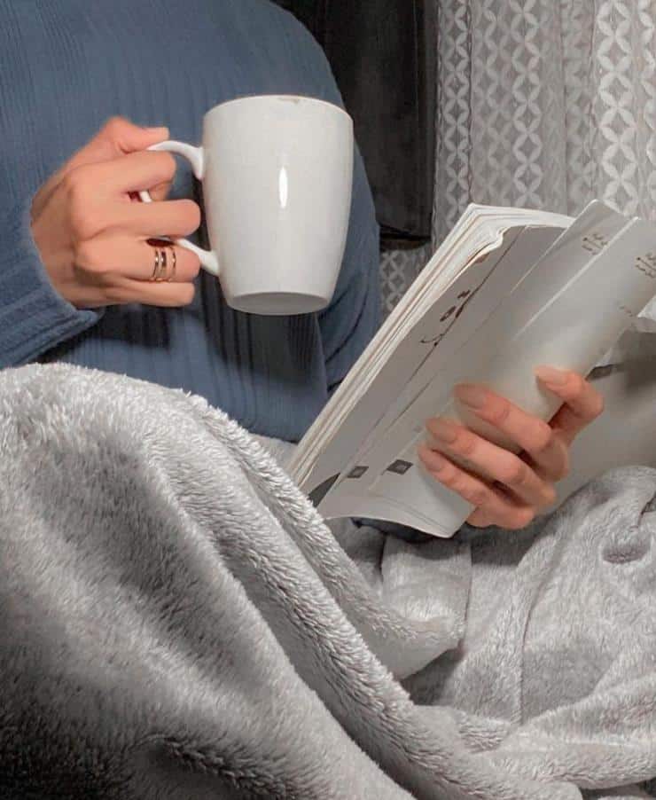 عکس دختر با قهوه و کتاب برای پروفایل