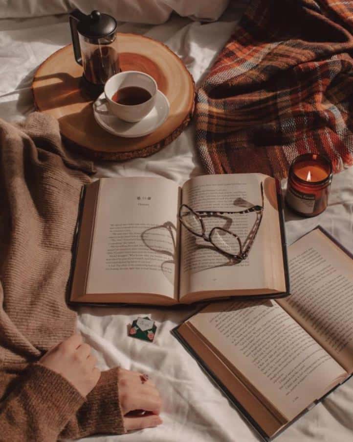 عکس دختر با قهوه و کتاب برای پروفایل