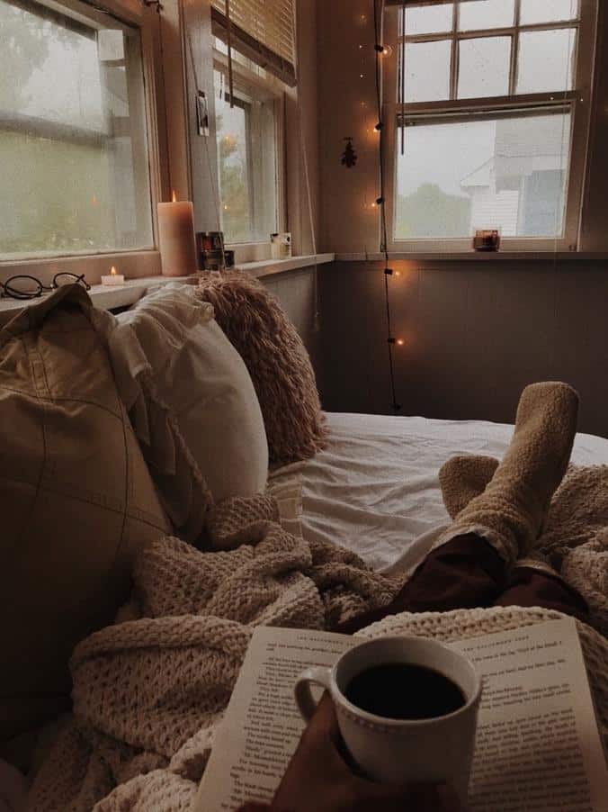 عکس دختر با قهوه و کتاب برای پروفایل