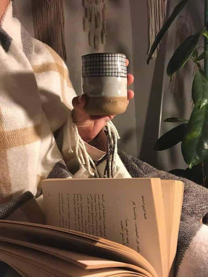 عکس دختر با قهوه و کتاب برای پروفایل