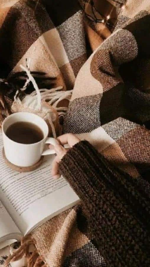 عکس دختر با قهوه و کتاب برای پروفایل