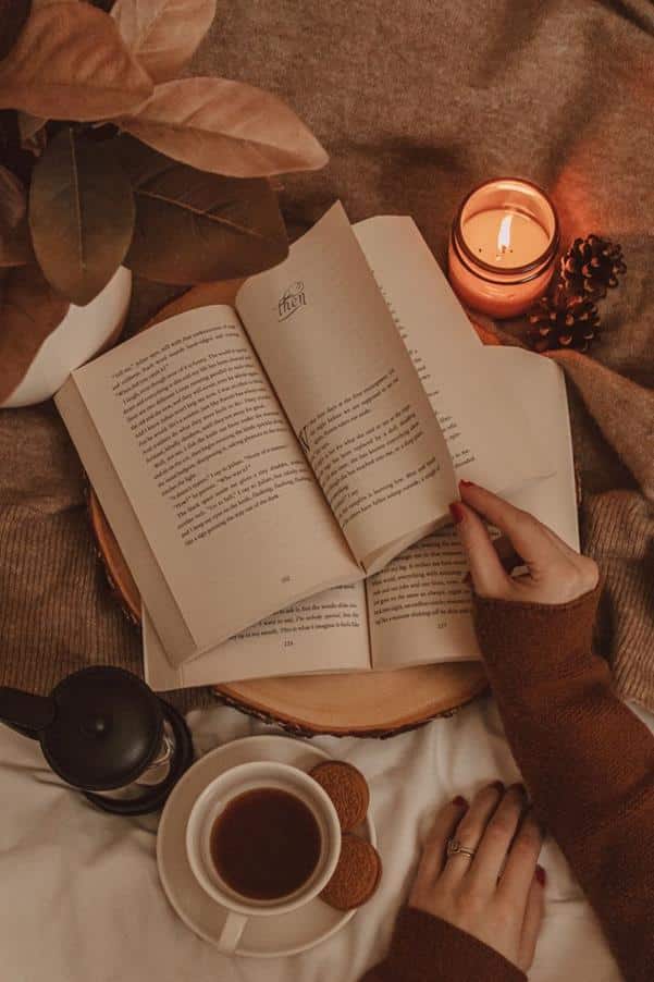 عکس دختر با قهوه و کتاب برای پروفایل