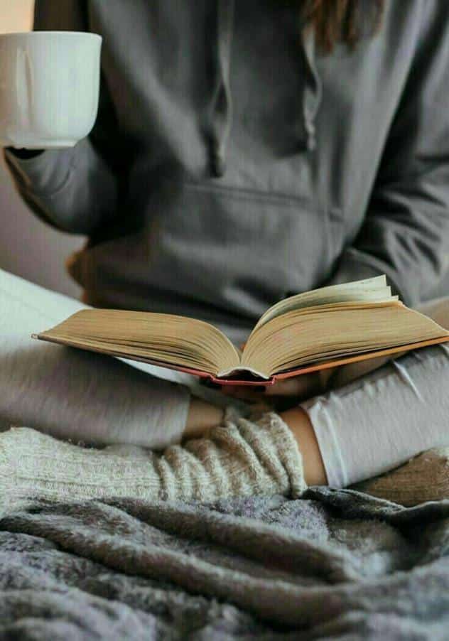 عکس دختر با قهوه و کتاب برای پروفایل