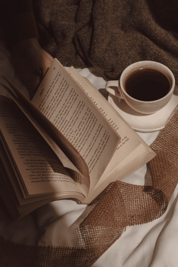 عکس دختر با قهوه و کتاب برای پروفایل