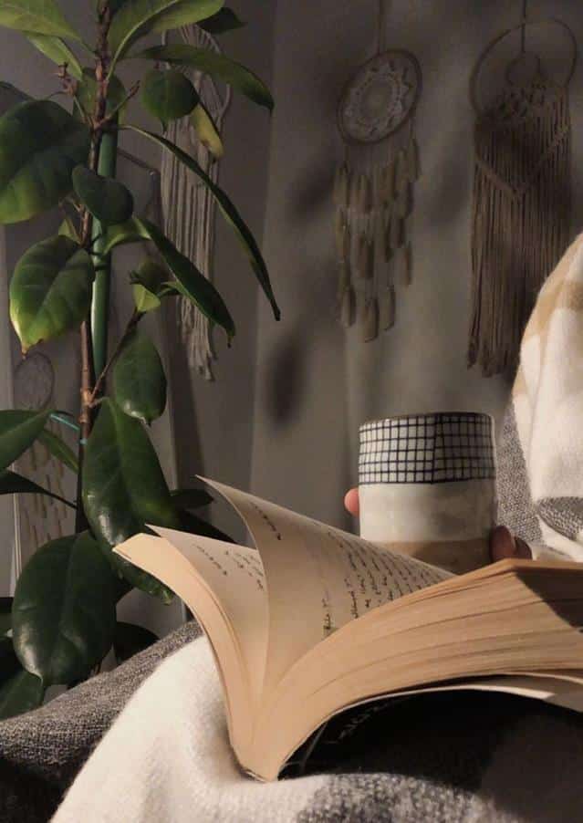 عکس دختر با قهوه و کتاب برای پروفایل