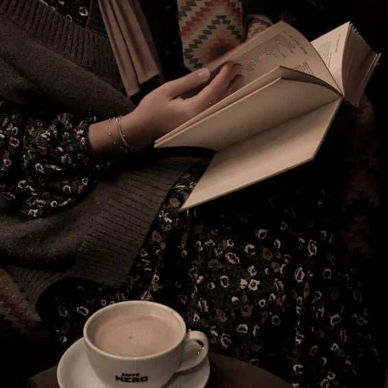 عکس دختر با قهوه و کتاب برای پروفایل