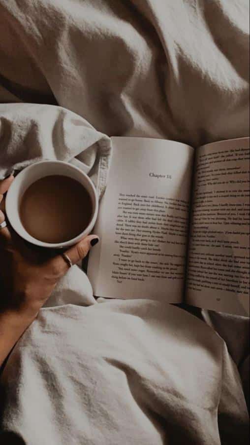 عکس دختر با قهوه و کتاب برای پروفایل