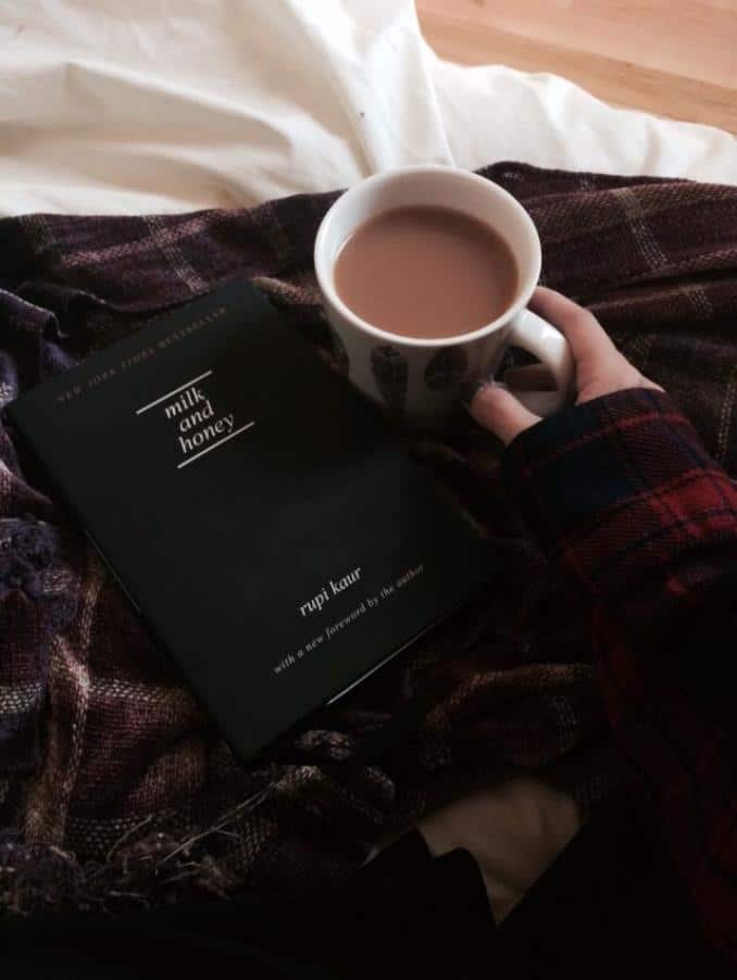 عکس دختر با قهوه و کتاب برای پروفایل