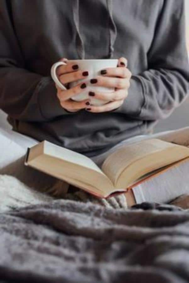 عکس دختر با قهوه و کتاب برای پروفایل