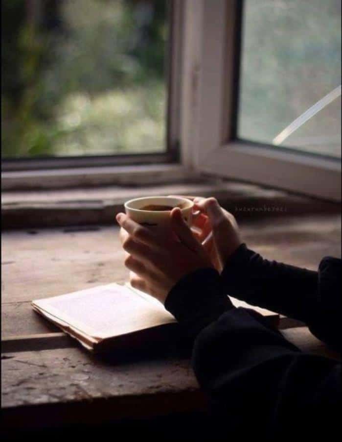 عکس دختر با قهوه و کتاب برای پروفایل