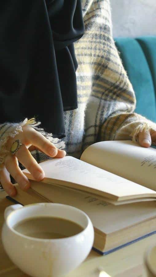 عکس دختر با قهوه و کتاب برای پروفایل