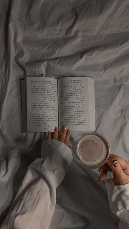 عکس دختر با قهوه و کتاب برای پروفایل
