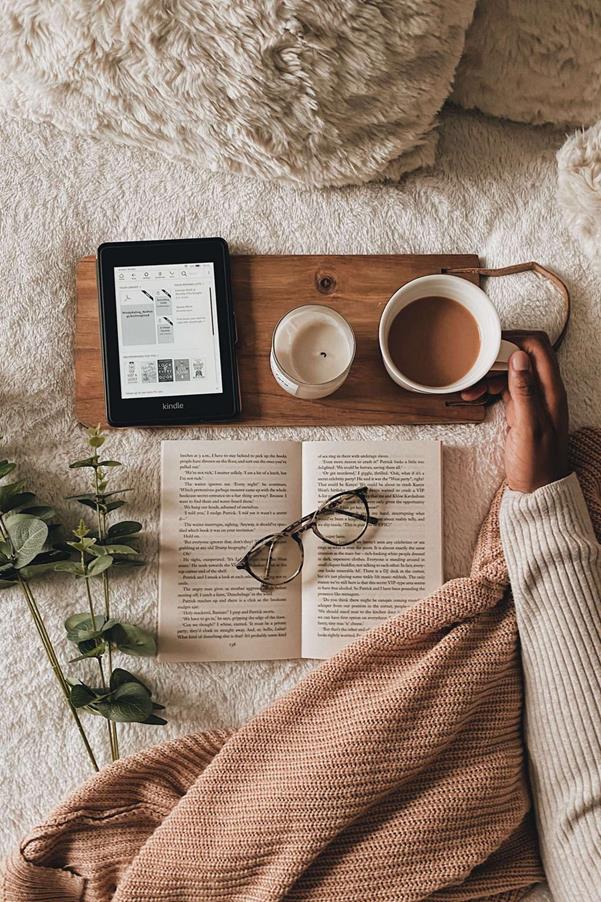 عکس دختر با قهوه و کتاب برای پروفایل