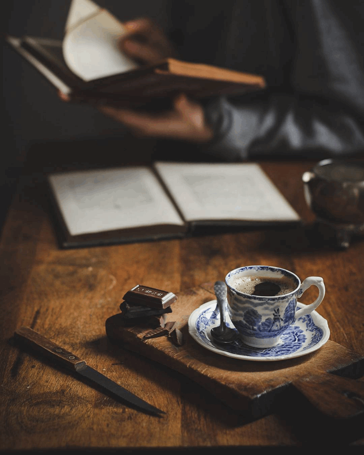 عکس دختر با قهوه و کتاب برای پروفایل