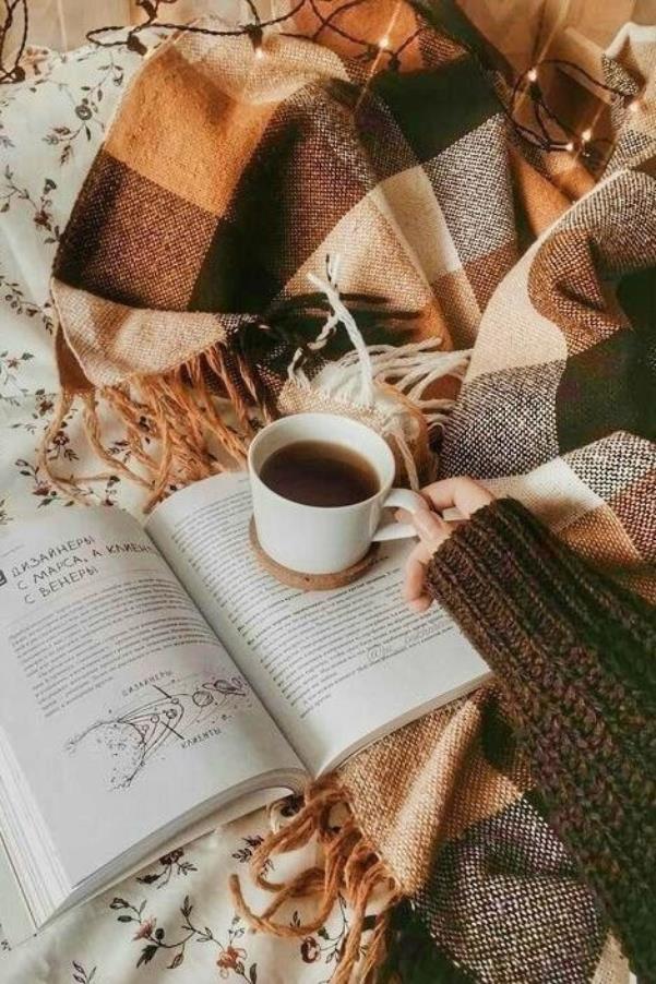 عکس دختر با قهوه و کتاب برای پروفایل