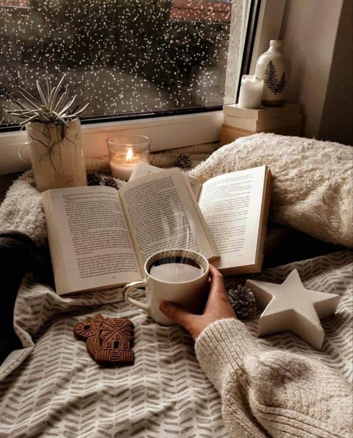 عکس دختر با قهوه و کتاب برای پروفایل