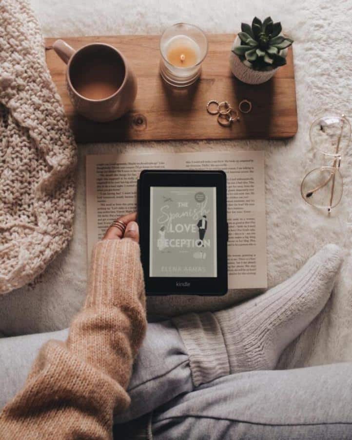 عکس دختر با قهوه و کتاب برای پروفایل