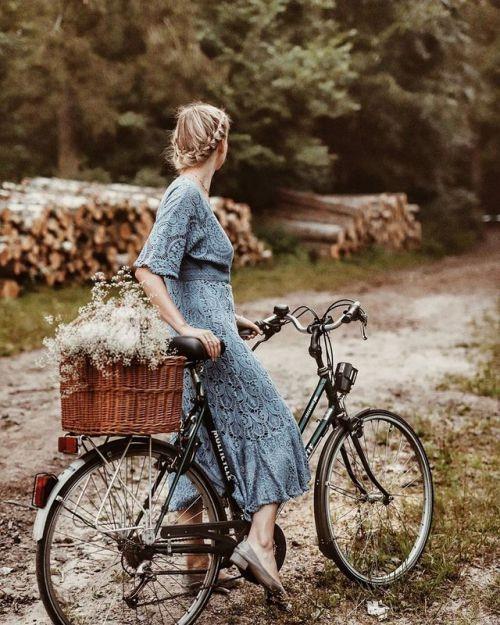 عکس دختر با دوچرخه برای پروفایل