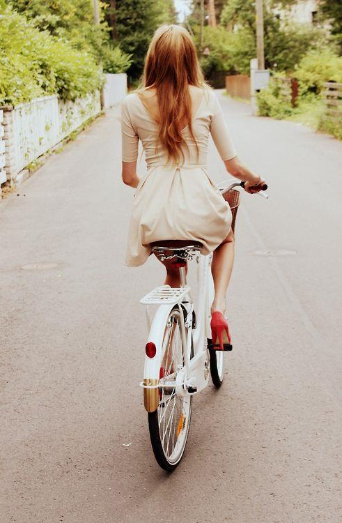 عکس دختر با دوچرخه برای پروفایل