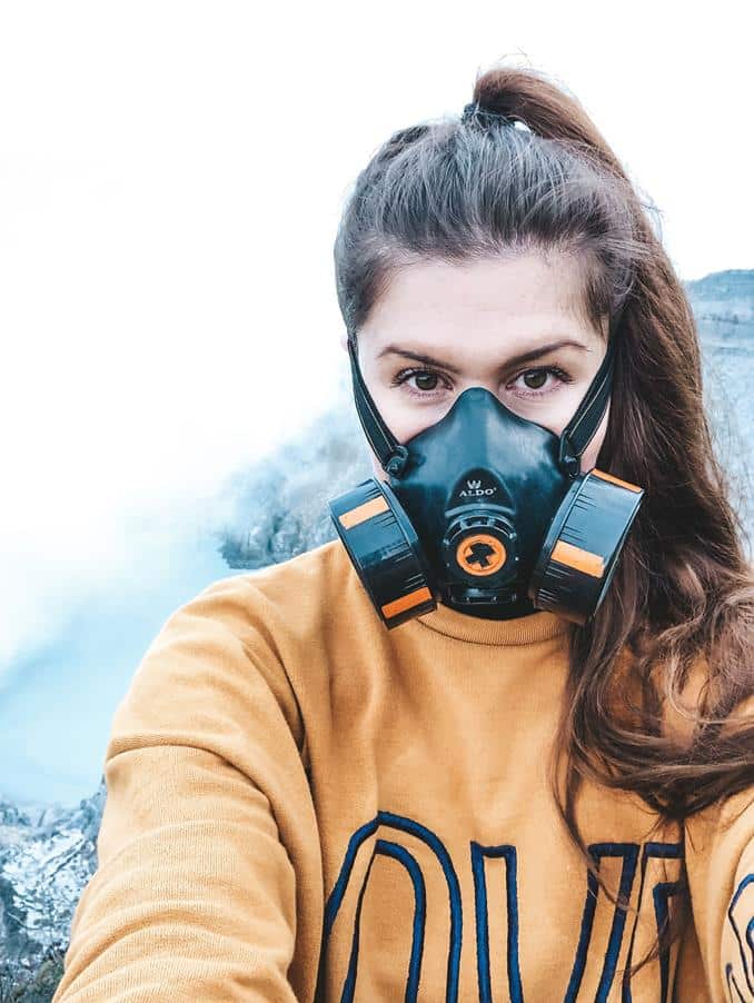 عکس دختر با ماسک شیمیایی